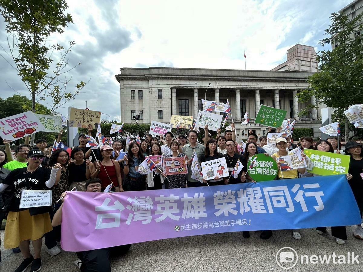  民進黨秘書長林右昌率領黨公職出席遊行，給予國手打氣。 圖：黃宣尹攝 
