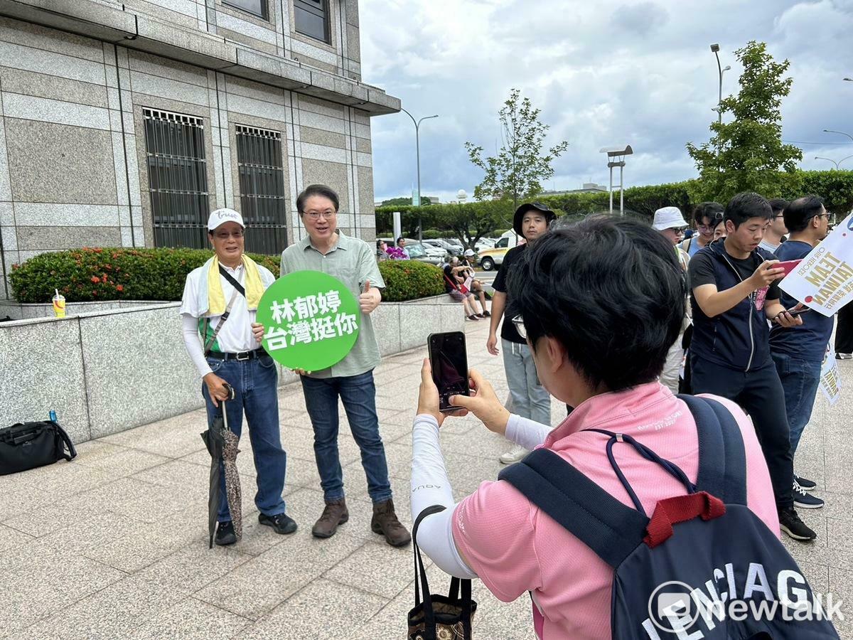  民進黨秘書長林右昌現身台灣英雄歡迎遊行，不少民眾上前合照。 圖：黃宣尹攝 