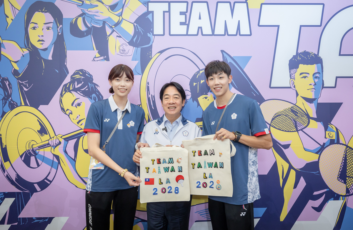  總統賴清德接見奧運台灣隊，並與跆拳道選手羅嘉翎、跨欄選手彭名揚共同製作特色手提袋。 圖：總統府/提供 