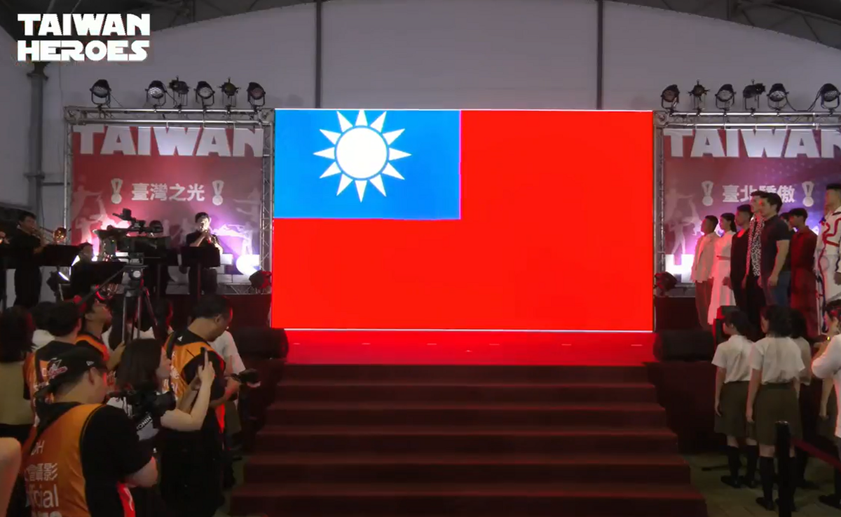  台北市長蔣萬安拉奧運國手唱國歌，引發論戰。 圖：翻攝自蔣萬安臉書 