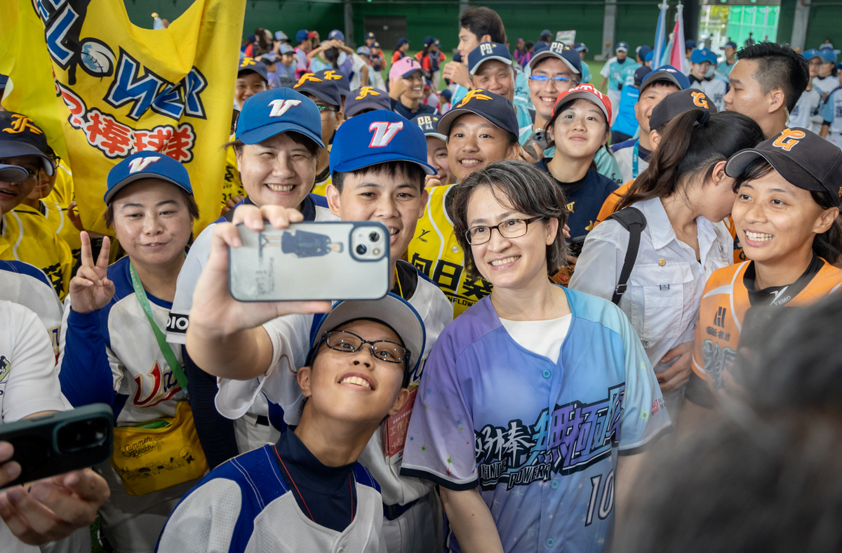  蕭美琴赴台南亞太棒球園區，為女子棒球聯賽開球。 圖：總統府提供 