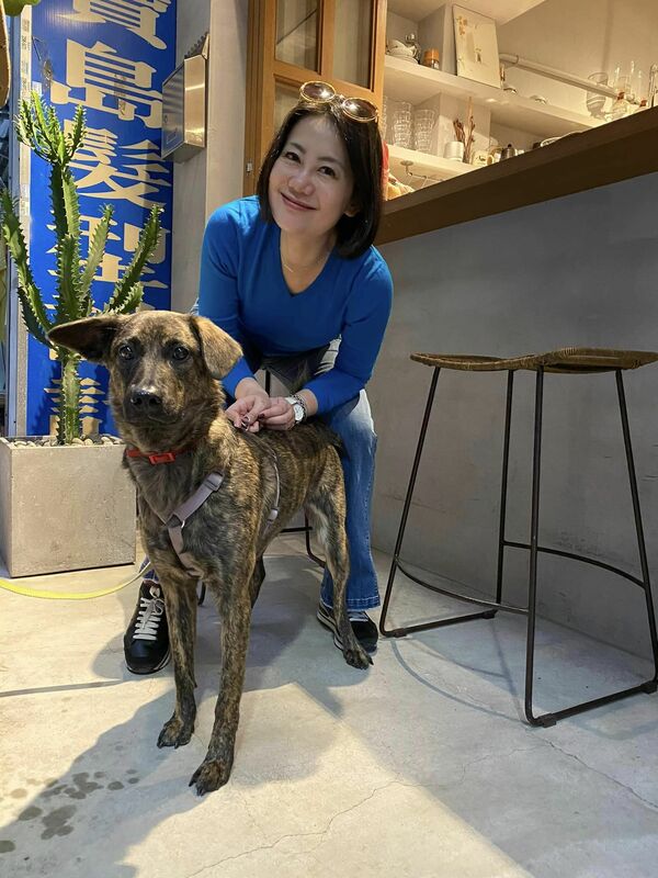  立法院民進黨團幹事長吳思瑤與愛犬ZaZa。 圖：翻攝自吳思瑤臉書 