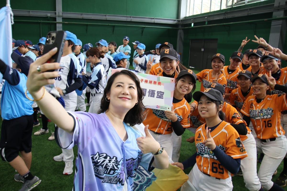  吳思瑤出席第五屆台灣女子棒球聯賽台南開賽儀式。 圖：吳思瑤辦公室提供 