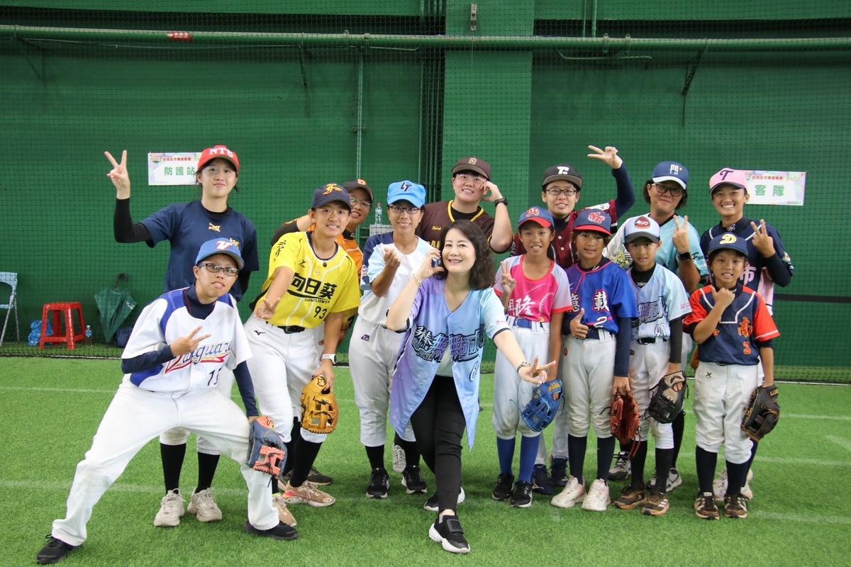  吳思瑤出席第五屆台灣女子棒球聯賽台南開賽儀式。 圖：吳思瑤辦公室提供 