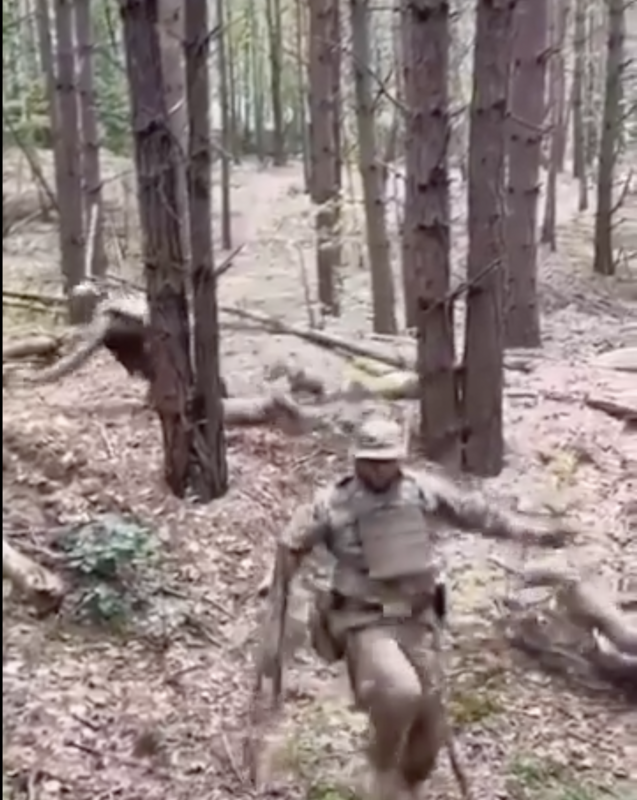  烏克蘭士兵在戰場上面對俄軍投擲過來的手榴彈，迎面而上將手榴彈踢了回去。 圖 來源 Ｘ＠WorldCrisisMoni 