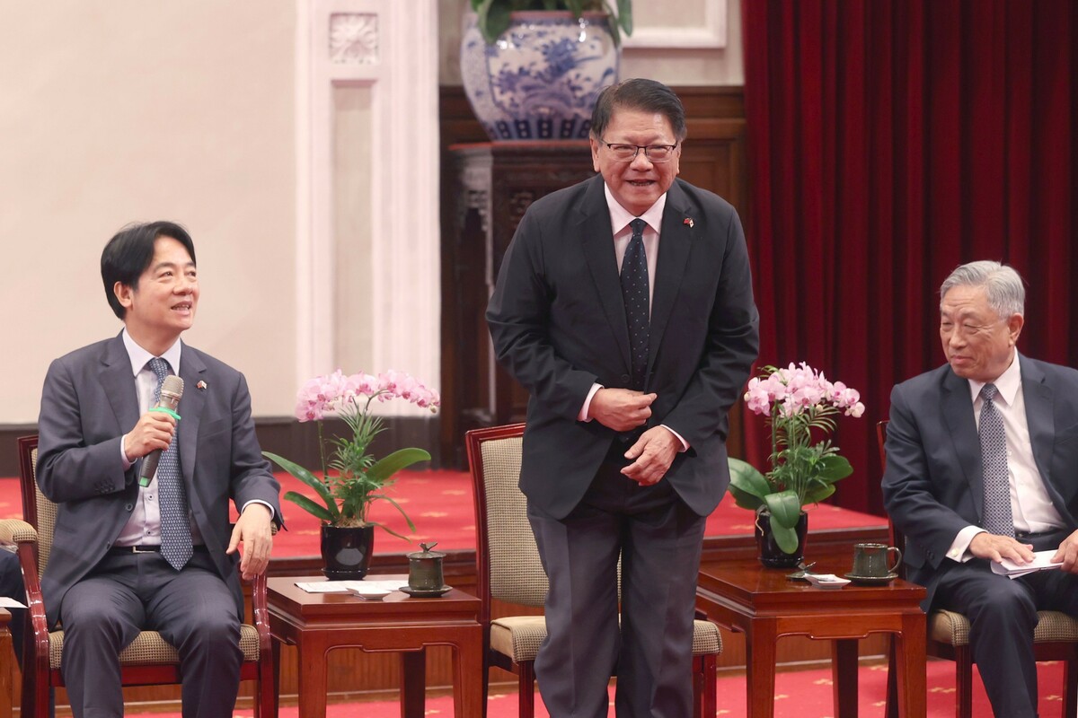  總統府秘書長潘孟安（中）陪同總統接見外賓。 圖：總統府/提供 