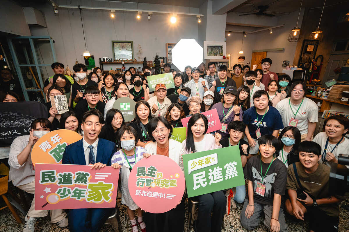  民進黨發言人吳崢趕場出席青年論壇活動。 圖：翻攝自吳崢臉書 