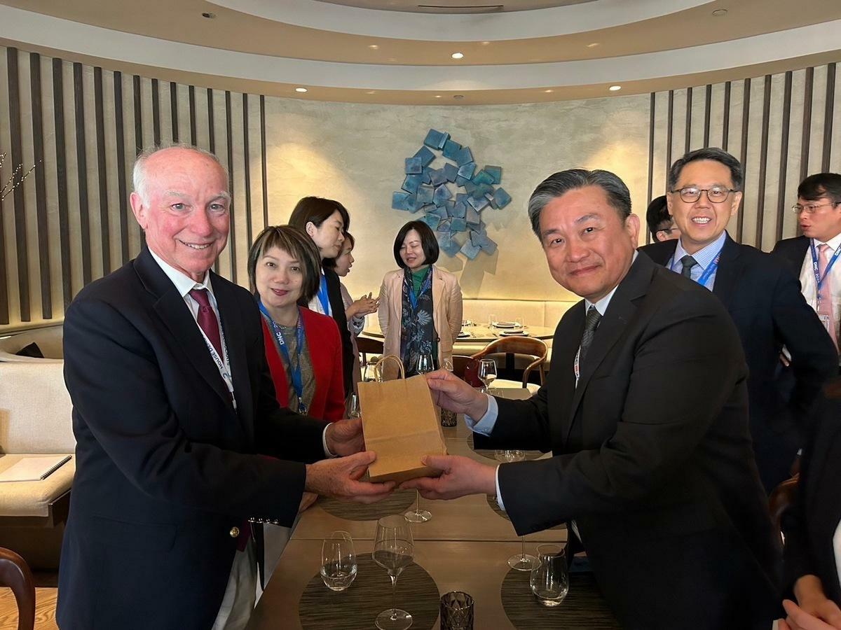  民進黨派出王定宇、范雲、湯詠瑜、李妍慧、韓瑩等5名代表，加入外交部跨黨派觀選團赴美。 圖：民進黨/提供 