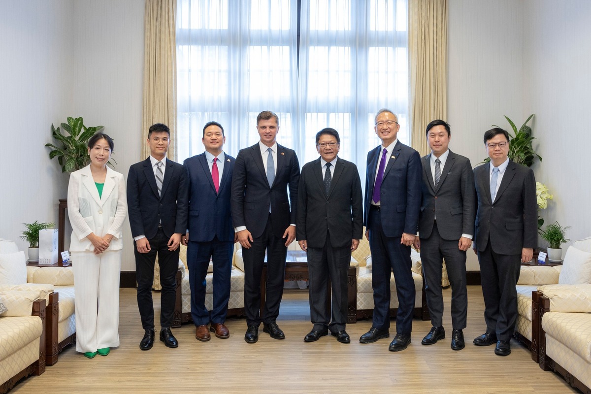  總統府秘書長潘孟安接見北約前助理秘書長葉林斯（Giedrimas Jeglinskas ）。 圖：翻攝自潘孟安臉書 