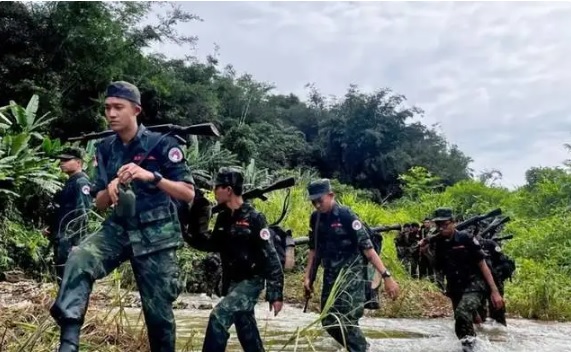  臘戍已經被緬北民間地方武裝勢力佔領。圖為緬北民間地方武裝勢力的武裝士兵。 圖：翻攝自 海事先鋒 