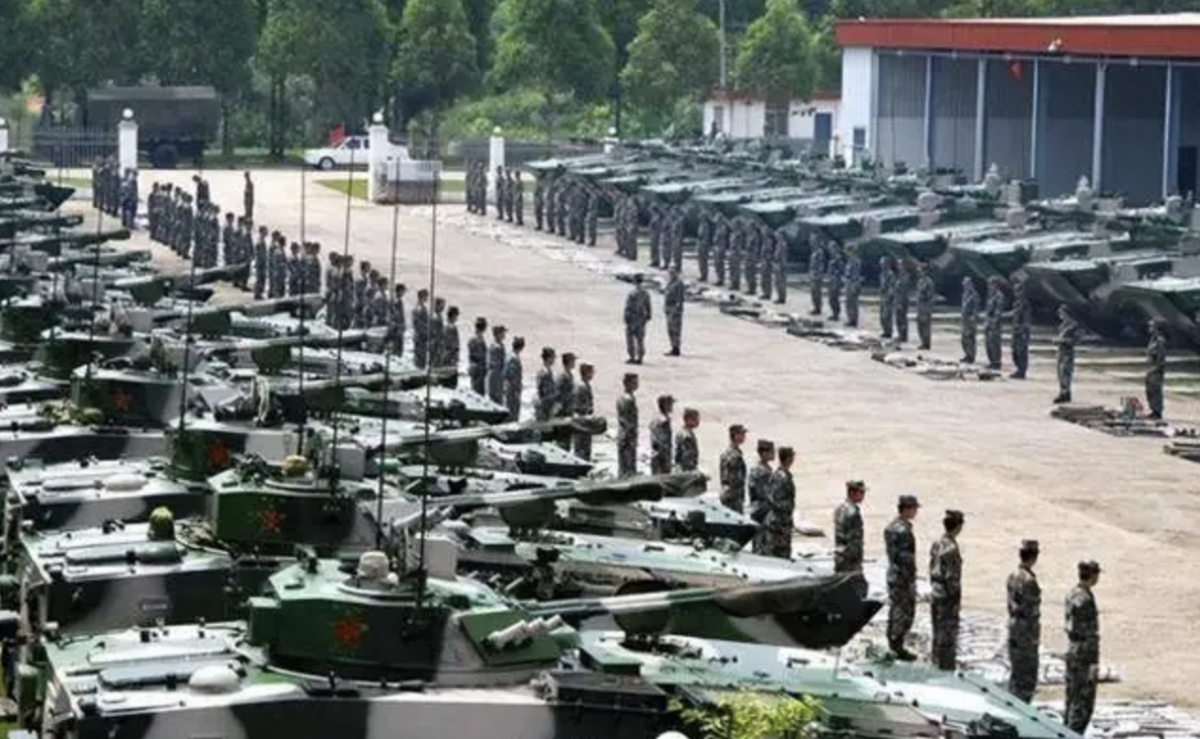  中國解放軍集合進行實兵實彈演練。 圖：來源 ＠騰訊網《海事先鋒》 