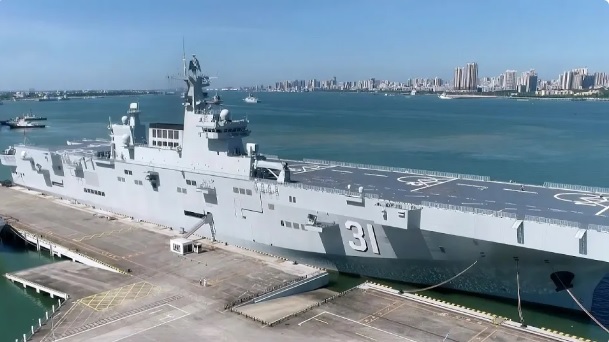  解放軍的075 型兩棲攻擊艦。 圖：翻攝自 軍武次位面 