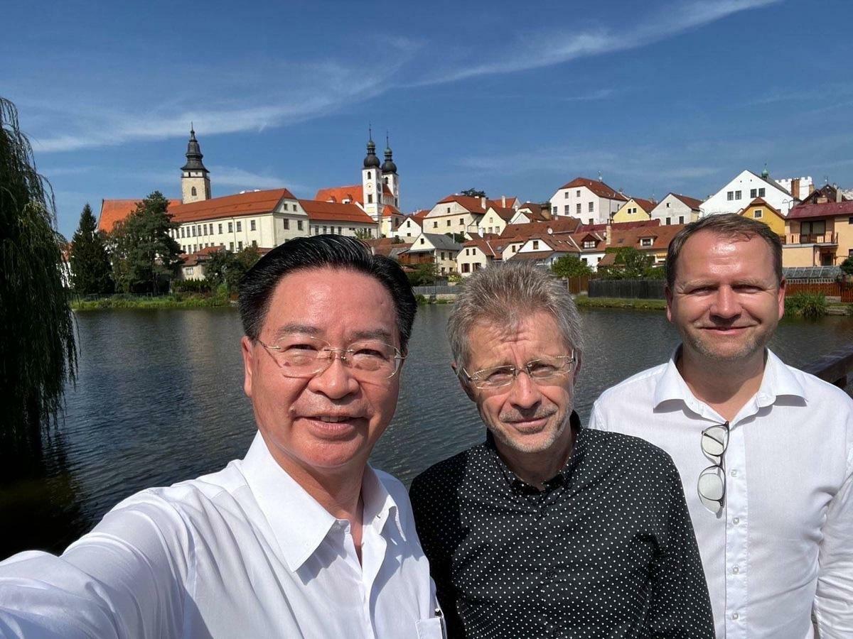  捷克參議院議長韋德齊及特爾齊市長博尼克（Vladimír Brtník）陪同吳釗燮參訪。 圖：國安會提供 