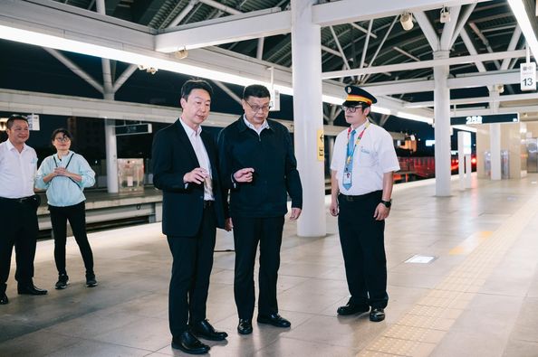  交通部長陳世凱搭火車回到台中，展開首個視察行程。 圖：翻攝自陳世凱臉書 