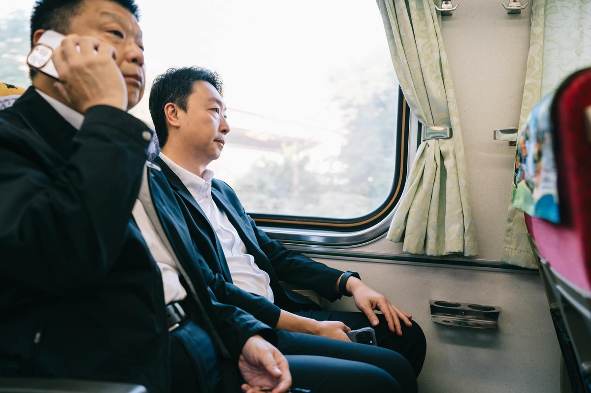  交通部長陳世凱搭火車回到台中，展開首個視察行程。 圖：翻攝自陳世凱臉書 