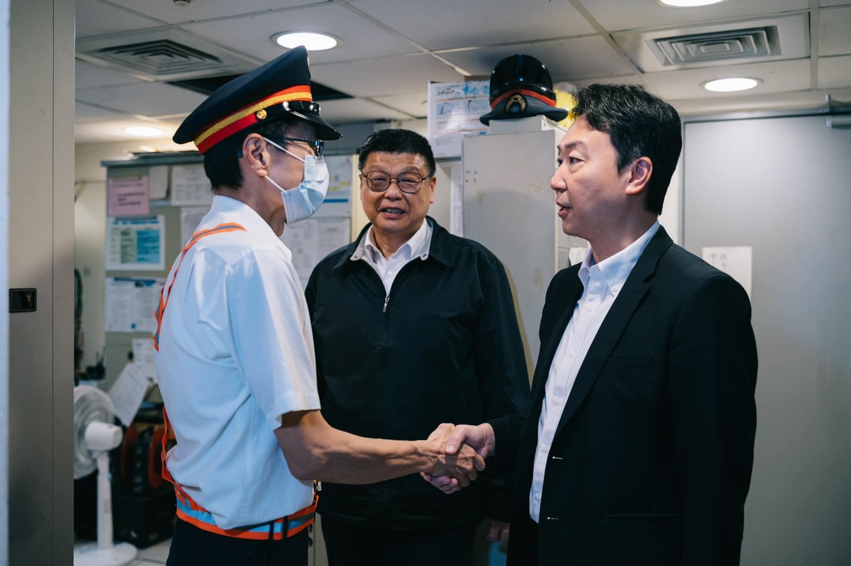 交通部長陳世凱搭火車回到台中，展開首個視察行程。 圖：翻攝自陳世凱臉書 