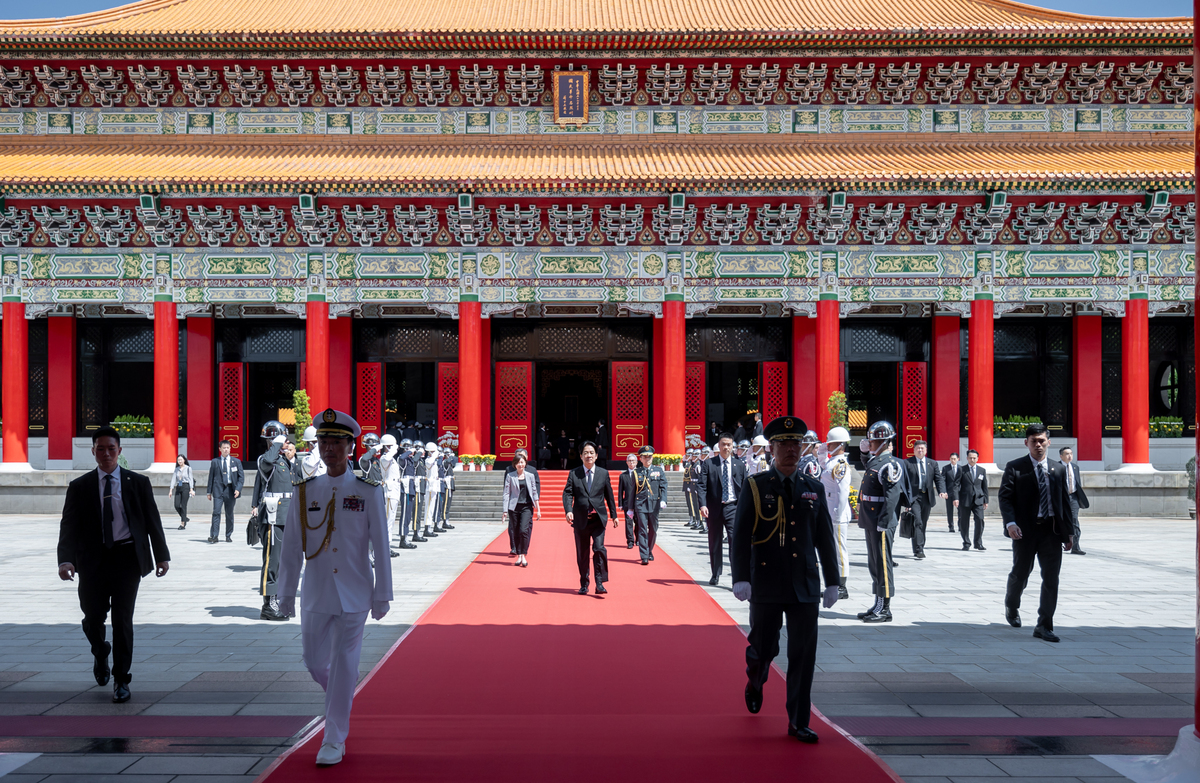  總統賴清德在總統府發言人郭雅慧等人陪同下，出席秋祭忠烈殉職人員典禮。 圖：總統府/提供 