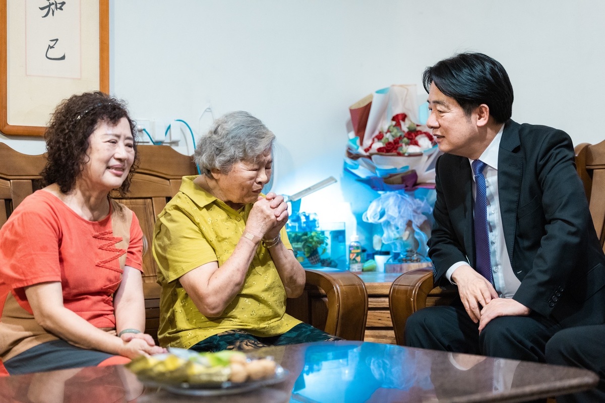  總統賴清德慰問八二三遺族呂陳氣女士。 圖：總統府提供 