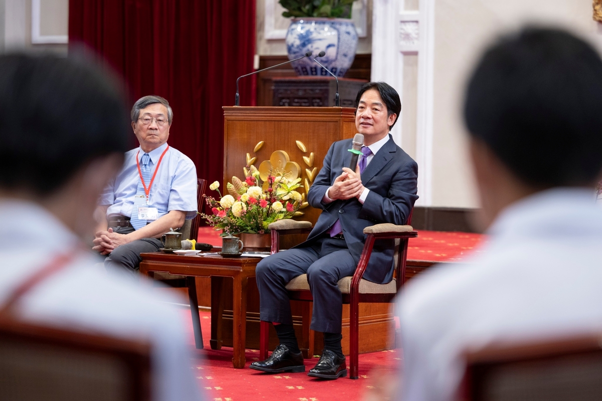  總統賴清德接見第64屆中小學科學展覽會第一名作者師生。 圖：總統府提供 