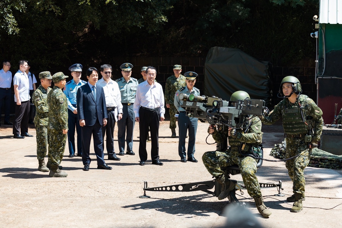  國軍人力短缺問題日益嚴峻，圖為總統賴清德前往澎湖勗勉國軍。 圖：總統府提供 