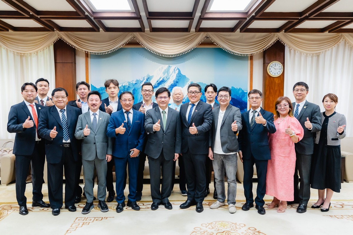  外交部長林佳龍接見世界台灣商會亞洲總會赴帛琉考察團。 圖：翻攝自林佳龍臉書 
