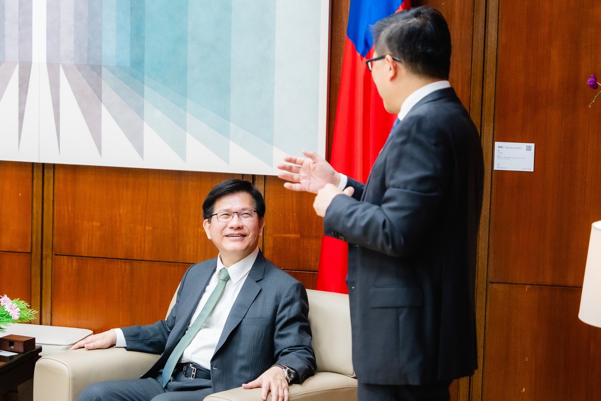  外交部長林佳龍接見世界台灣商會亞洲總會赴帛琉考察團。 圖：翻攝自林佳龍臉書 