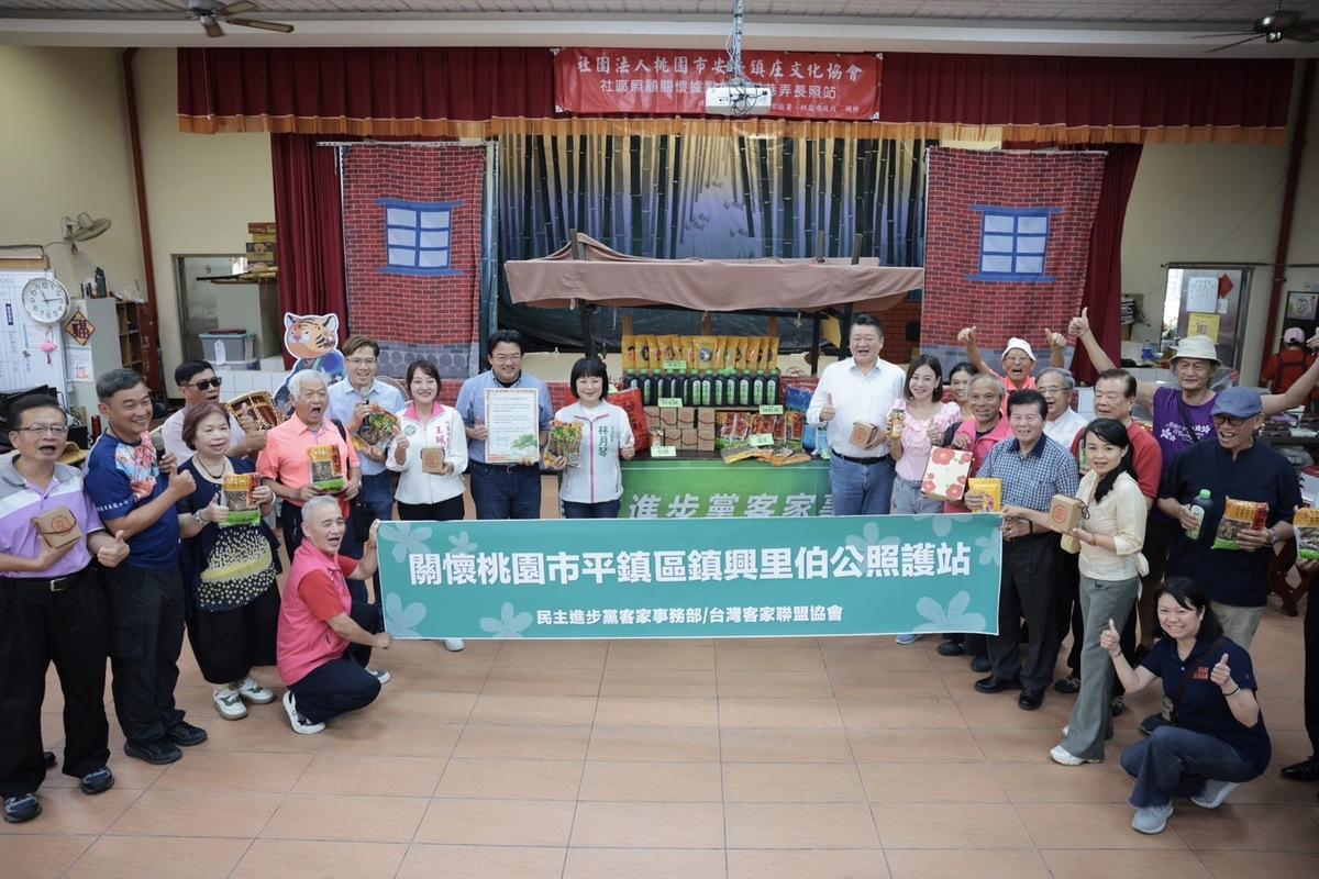  民進黨客家部於桃園伯公照護站與長者提前歡度中秋。 圖：民進黨提供 