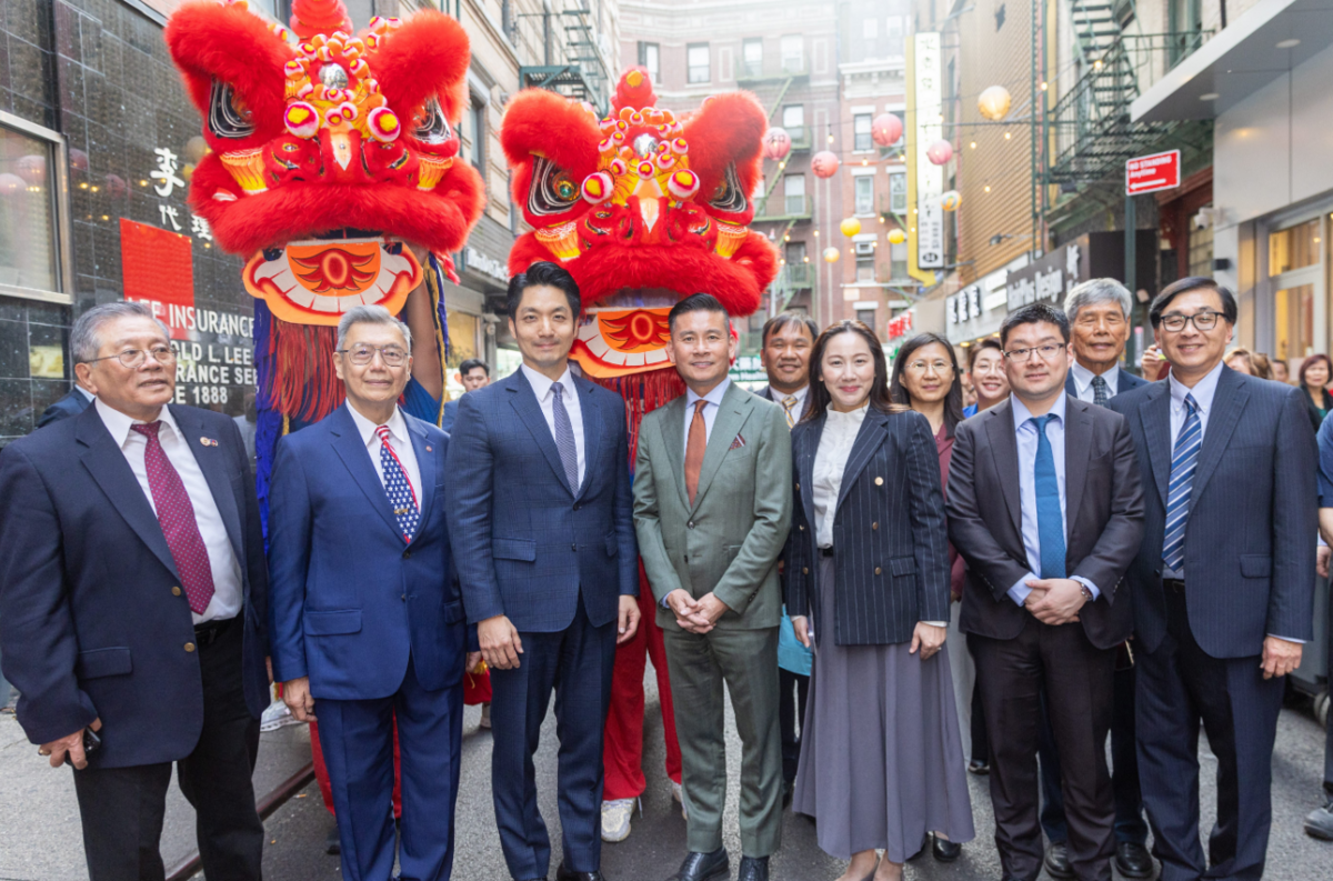  民眾黨大將林珍羽（右4）在該黨主席柯文哲收押之際，隨台北市長蔣萬安赴美國紐約「中華」公所。 圖：台北市政府提供 