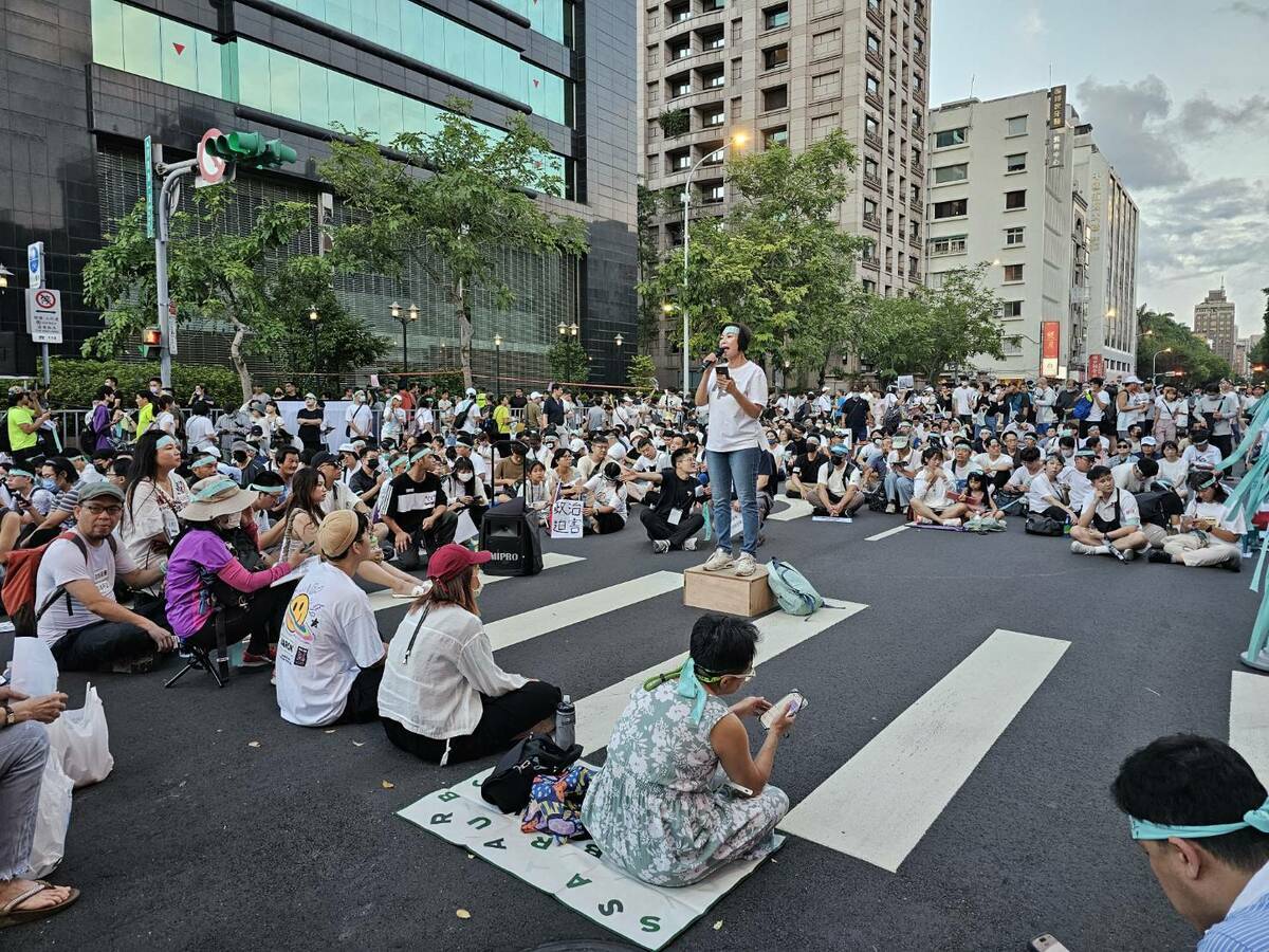  許多支持者自備物品席地而坐，展現對柯文哲的堅定支持。 圖 來源：林昀真/攝 