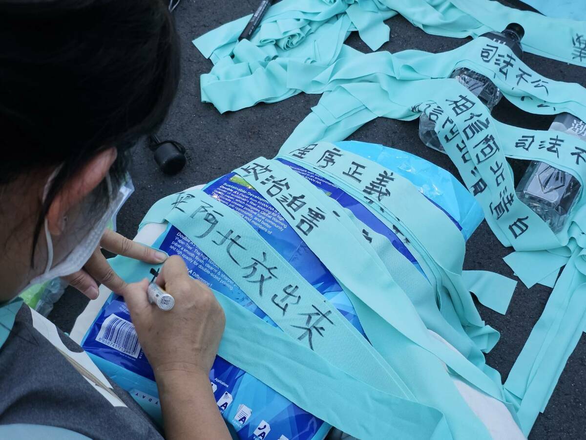  民眾黨支持者的集結，更凸顯了社會對司法正義的迫切訴求，未來發展將牽動往後的政治和司法走向。 圖 來源：林昀真/攝 