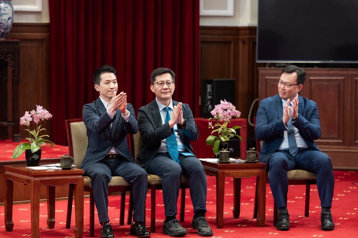  何志偉（左起）、張廖萬堅、鄭世忠陪同接見少棒、青少棒國家隊。 圖：總統府/提供 