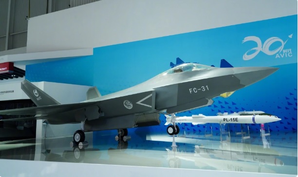 中國製的 FC-31 戰鬥機。 圖：翻攝自 單手搓核彈 