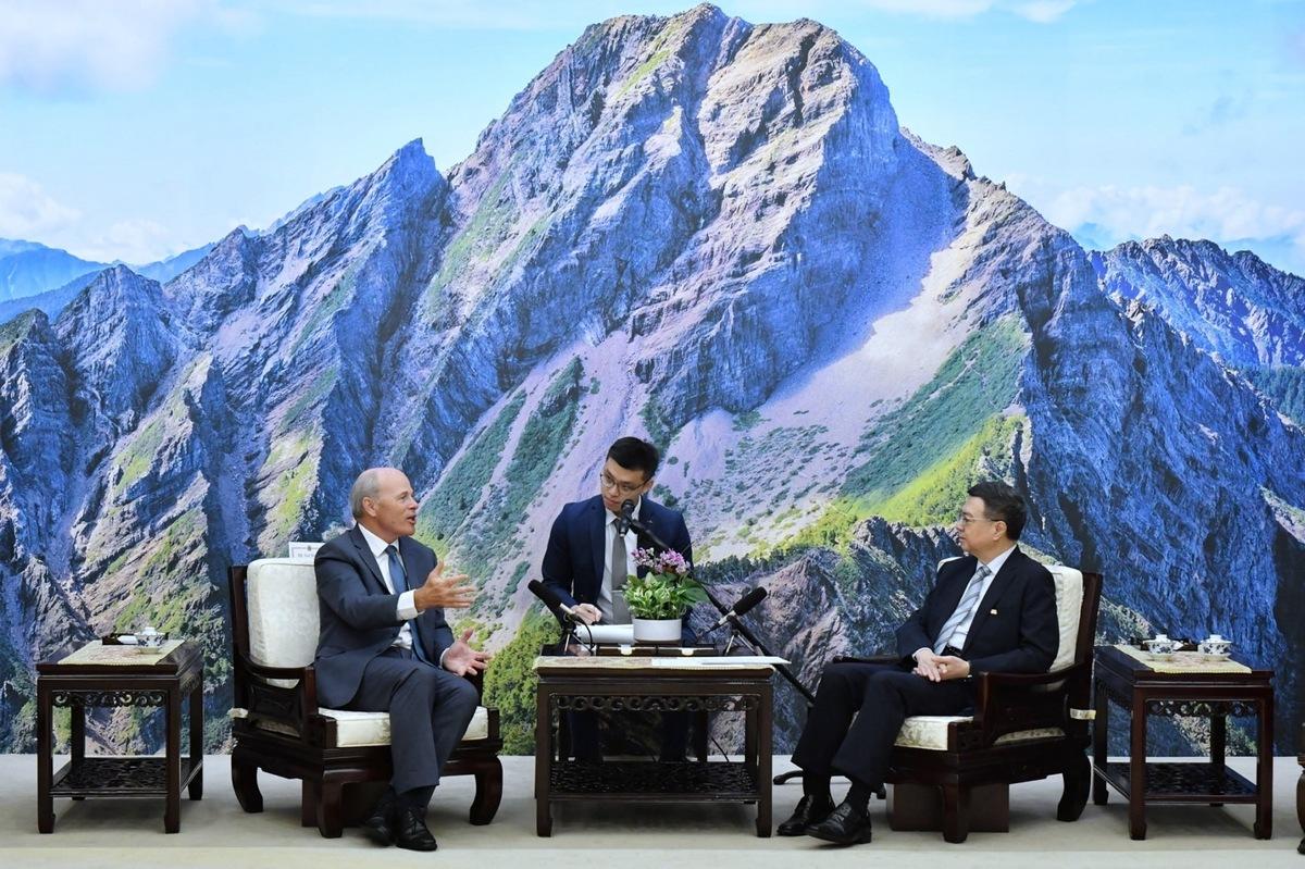  行政院長卓榮泰接見加拿大駐台北貿易辦事處代表倪傑民（Jim Nickel）一行。 圖：行政院提供 