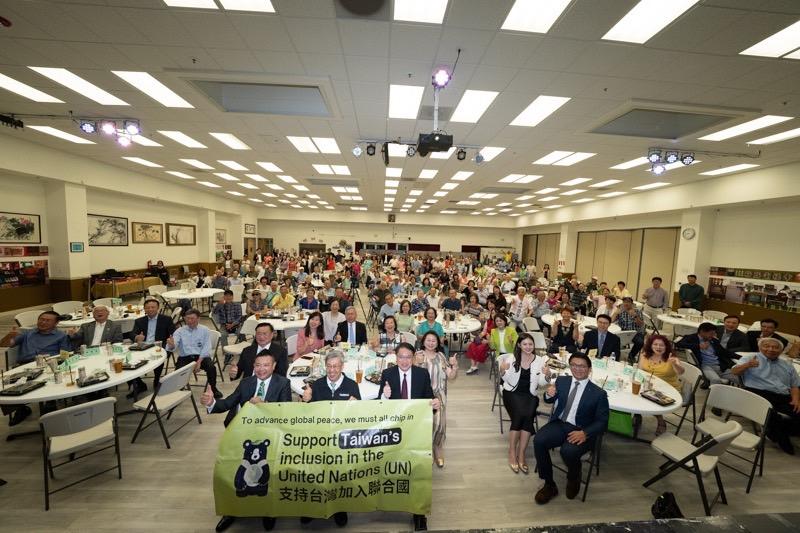  民進黨秘書長林右昌訪美抵達舊金山，與前副總統陳建仁合體。 圖：民進黨提供 