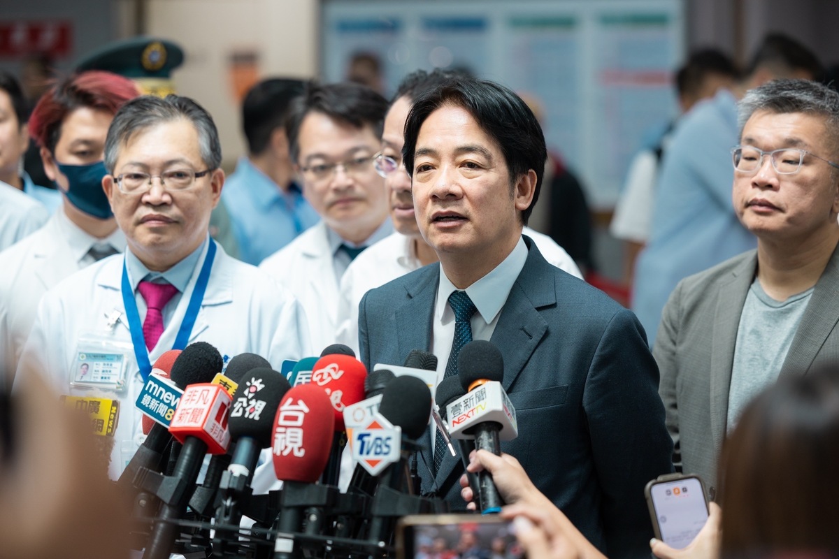  總統賴清德探視平安獲救的幻象飛官謝沛勳。 圖：總統府提供 