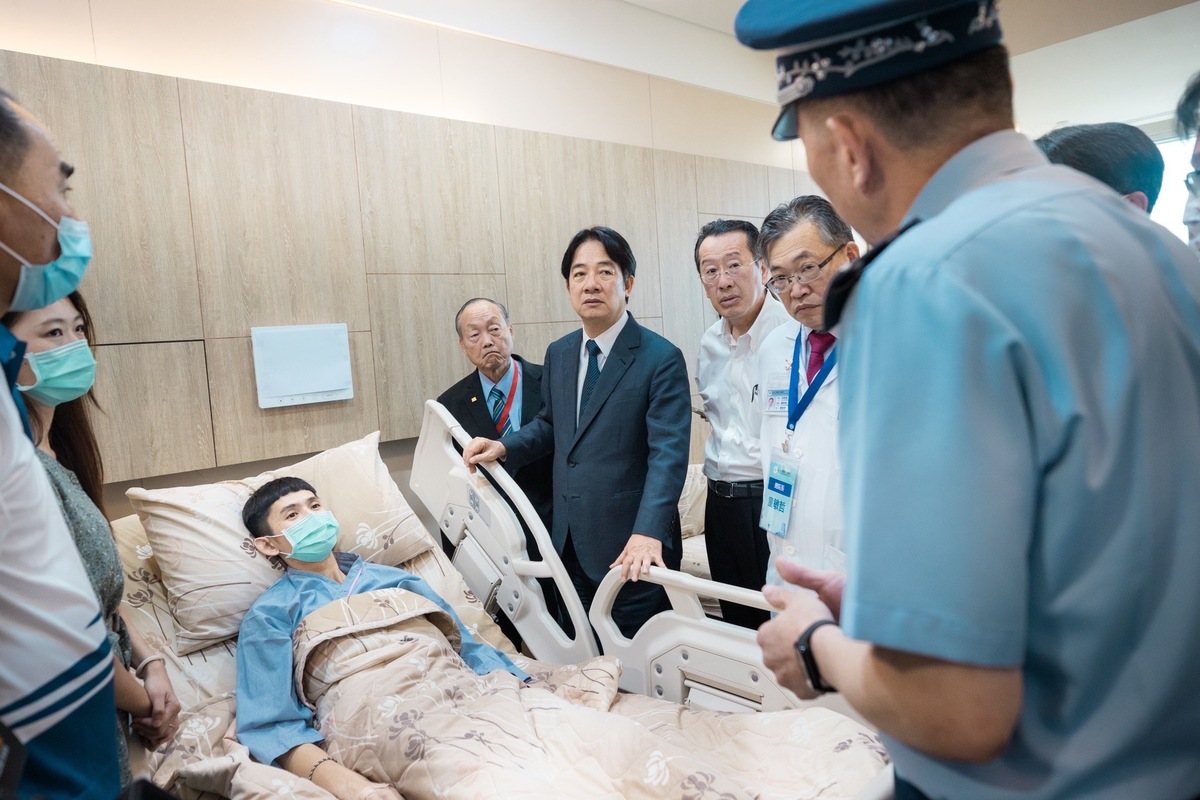  總統賴清德探視平安獲救的幻象飛官謝沛勳。 圖：總統府提供 