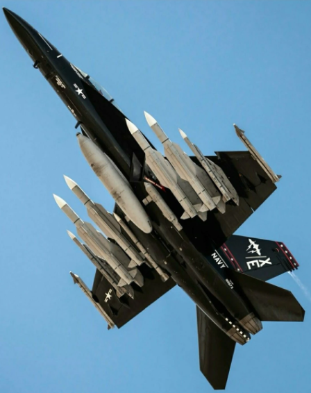 外國攝影師拍攝並公布一張美軍的 F/A-18F 「超級大黃蜂」戰鬥機掛滿彈藥的照片。 圖：翻攝自 零度 Military