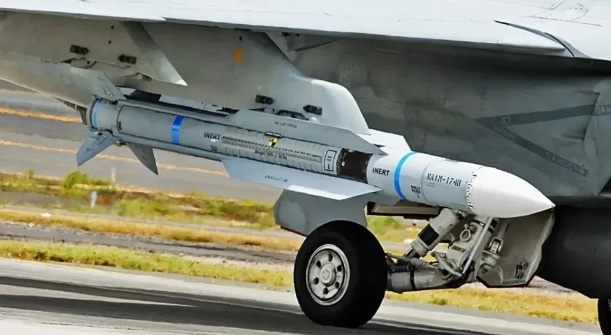 掛在戰鬥機上的美軍 AIM-174B 遠程空對空導彈。 圖：翻攝自 零度 Military