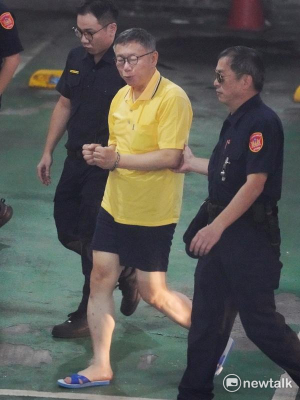 周刊爆料柯文哲在入獄後沒多久就購買掌上型電視，以持續掌握時事動態。