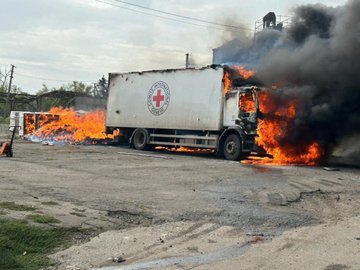  在烏東地區提供人道救援服務的紅十字會車輛遭到俄軍導彈襲擊，造成三人死亡。 圖：翻攝自 @Israelwaronhama X 帳號 