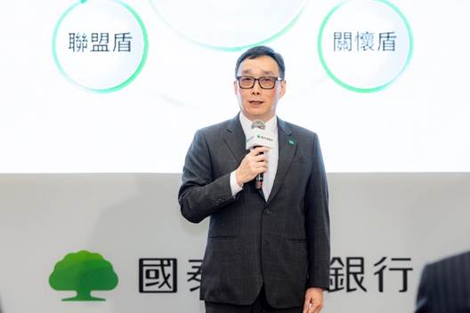 ▲國泰世華銀行董事長郭明鑑率主管群們陪同視察，展現國泰世華整合數據科技與人員培力推行之「國泰盾」豐碩成效    圖：國泰世華／提供 