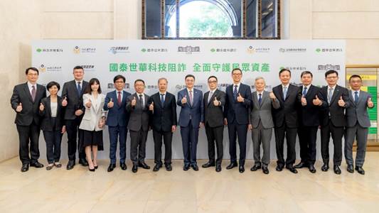 ▲國泰世華阻詐績效居同業之冠，行政院長卓榮泰親赴勉勵，中為行政院長卓榮泰    圖：國泰世華／提供 