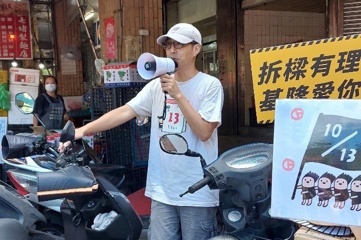  「山海公民拆樑行動」深入市場宣傳罷免謝國樑。 圖：山海公民拆樑行動提供 