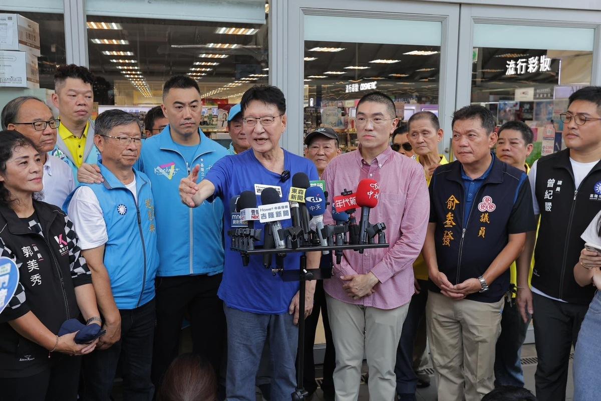  基隆市長謝國樑面臨罷免，陸續請來戰鬥藍發起人趙少康等人踩場激化對決。 圖：翻攝自謝國樑臉書 