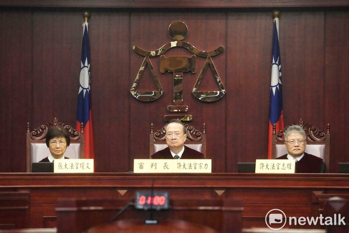  憲法法庭審判長許宗力就死刑是否違憲進行宣判。 圖：張良一/攝 