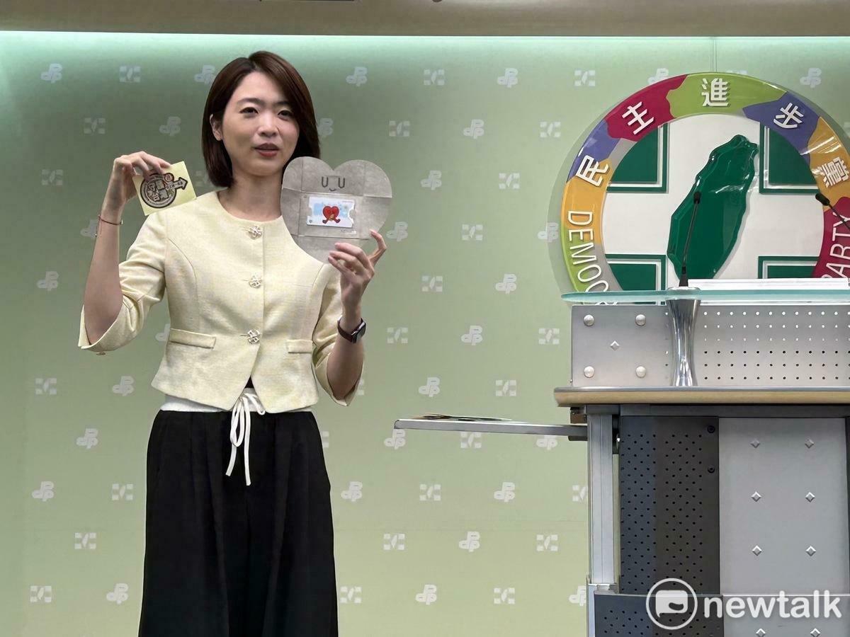  民進黨發言人韓瑩公布入黨簽名會小物。 圖：黃宣尹攝 