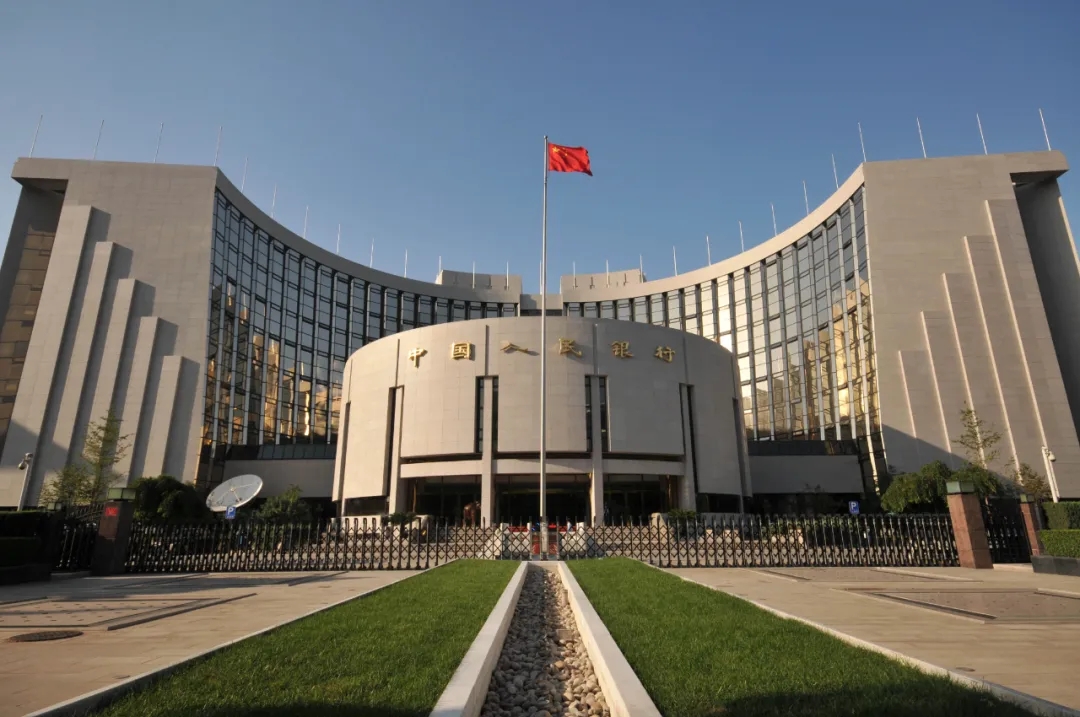 何旗控制各公司虛假交易，創造巨額流水紀錄，藉此向銀行申請貸款。 圖：擷取自《新華社》 