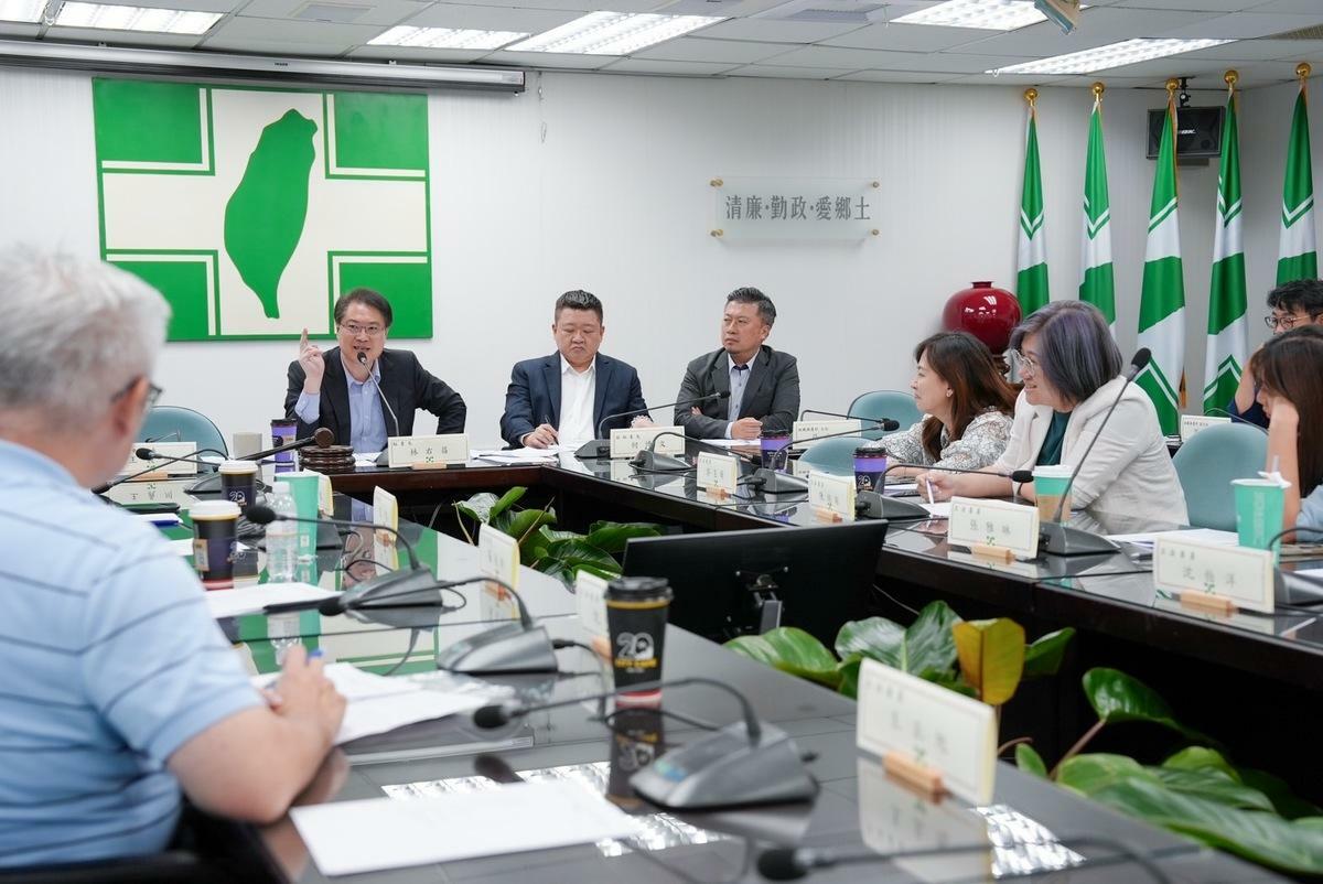  民進黨秘書長林右昌召集不分區立委，對談經營艱困選區相關事宜。 圖：民進黨提供 