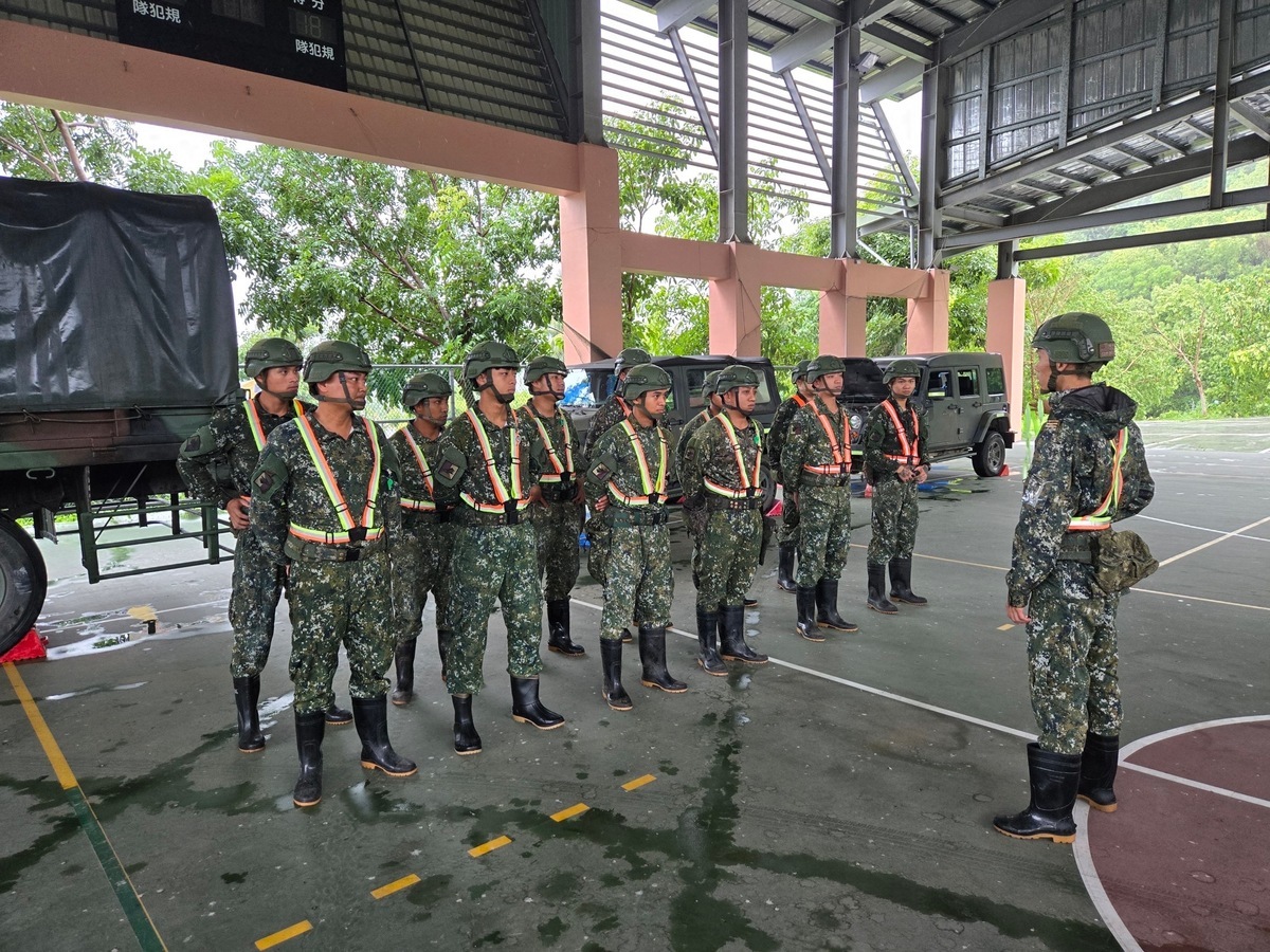  單位部隊長實施勤前教育，確保能安全救助民眾。 圖片來源 : 陸軍第四作戰區