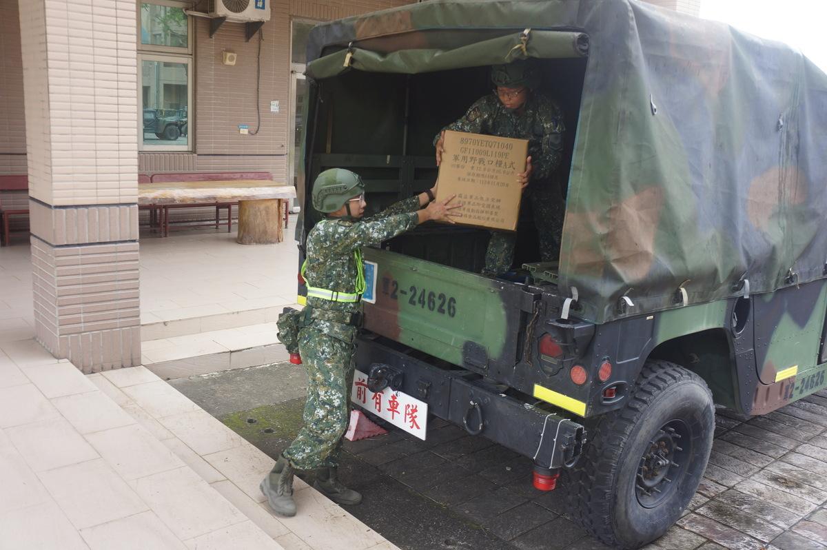  資通三大隊派遣兵力至山區整備物資。 圖片來源 : 陸軍第四作戰區 